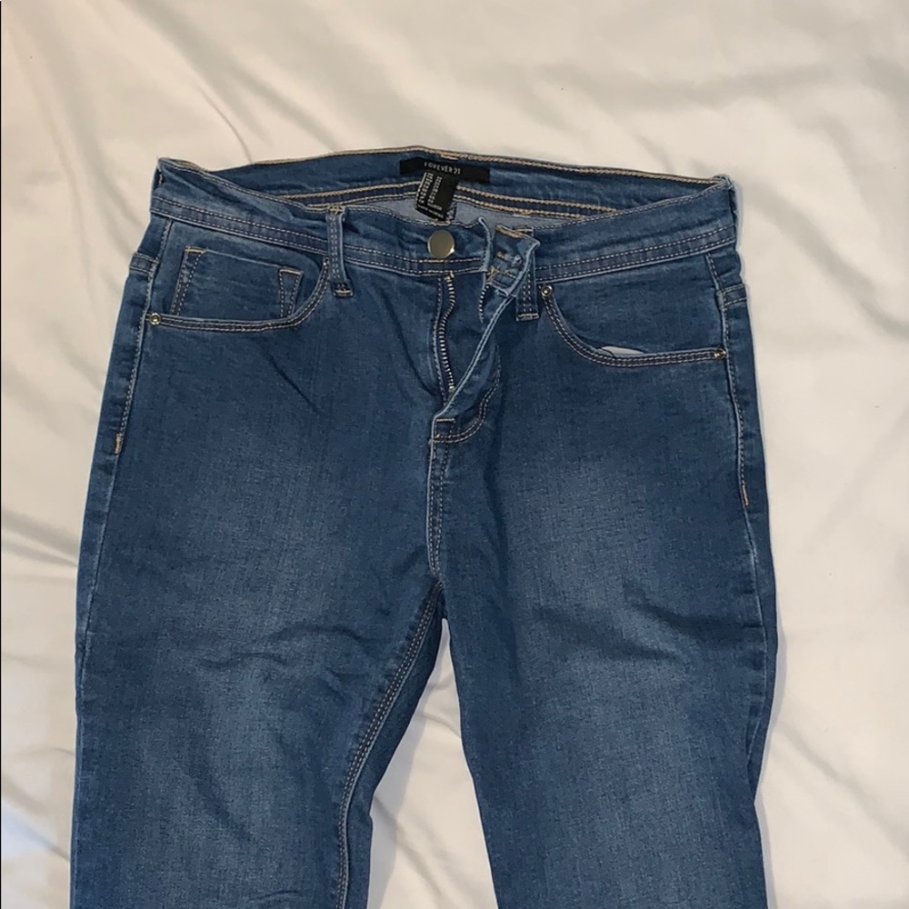 NEVER WORN BASIC NO RIP JEANS